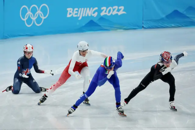 Kathryn Thomson falling to the ice mid-race