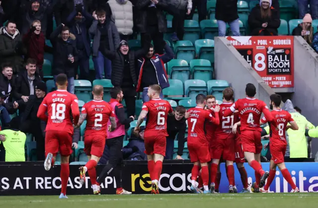 St Mirren celebrate v Hibs