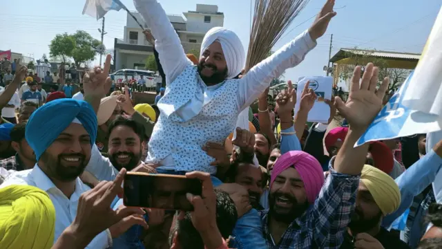 AAP leader Jarnail Singh Bhindranwale carried by jubilant party workers