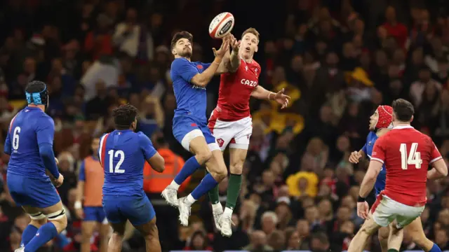 Liam Williams competes for aerial ball with Romain Ntamack