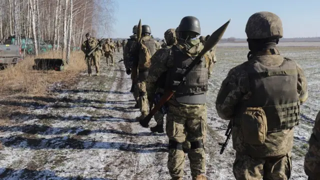 Ukrainian troops prepare to take positions near Kyiv, Ukraine, 10 March 2022.