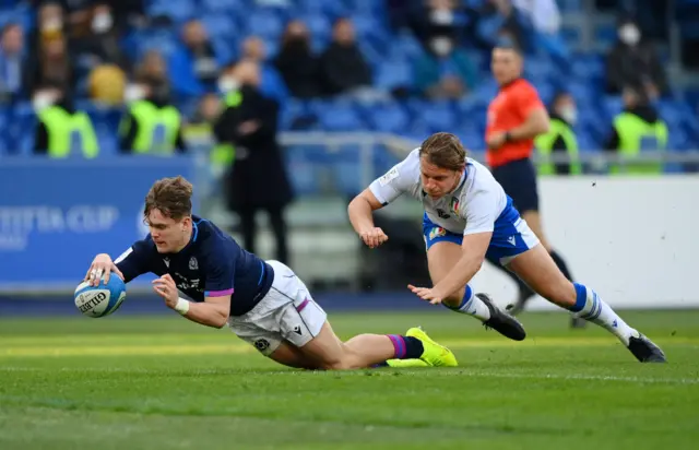 Darcy Graham dives over to score