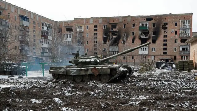 Tanks and destruction in Volnovakha