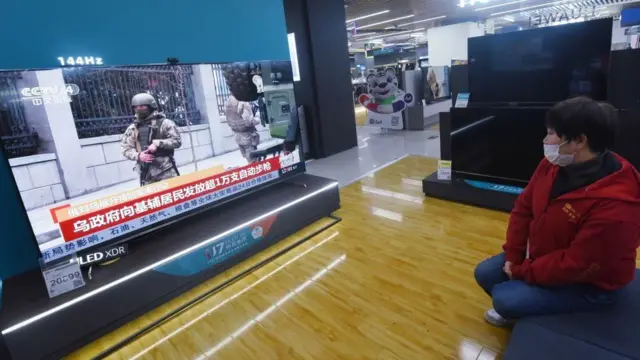 A Chinese person watching news