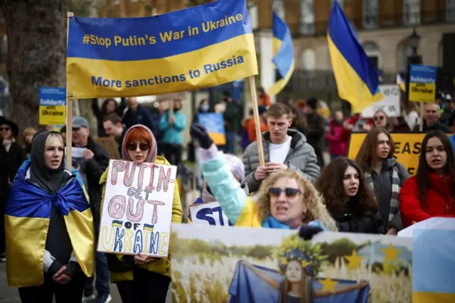 People protesting with Ukraine flags outside Downing Street