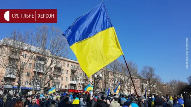 Crowds wave Ukrainian flags on the streets of Kherson