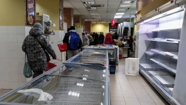 Chernihiv residents queue for food among bare shelves on Tuesday