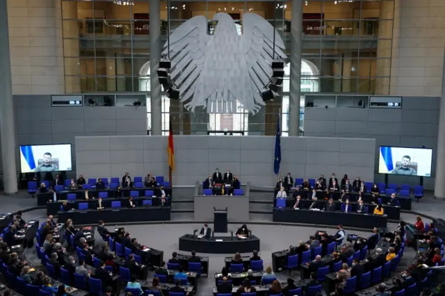 The Bundestag listens to President Zelensky