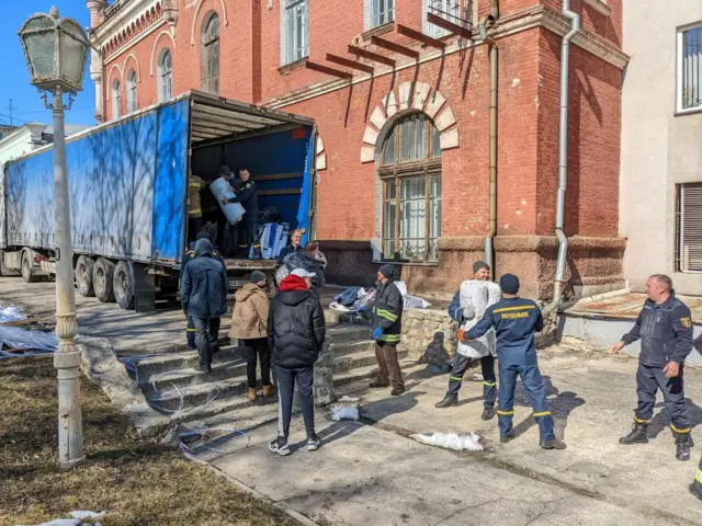 Offloading the United Nations convoy of emergency aid in Sumy