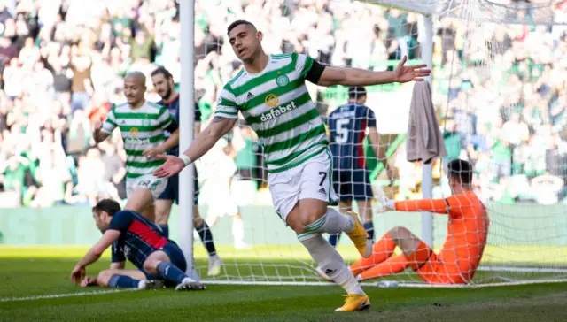 Giorgos Giakoumakis celebrates