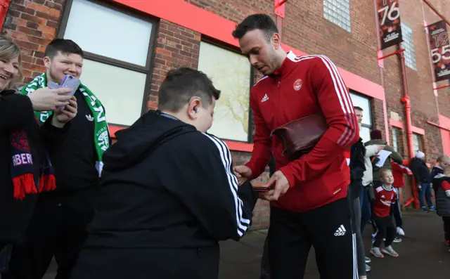 Andy Considine signs autographs