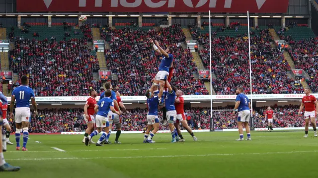 Wales v Italy line out