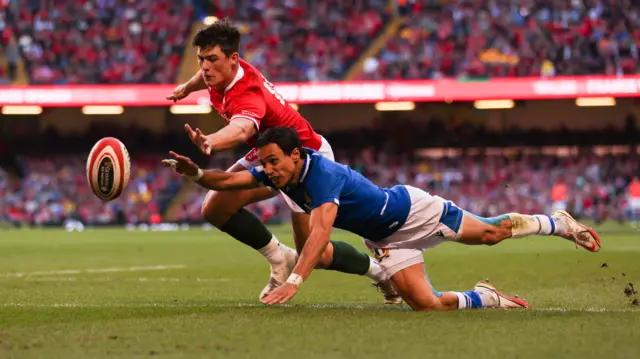 Louis Rees-Zammit reaches to stop try