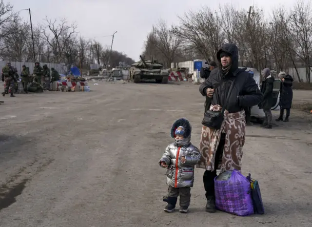 Civilians trapped in Mariupol are evacuated in groups under the control of pro-Russian separatists