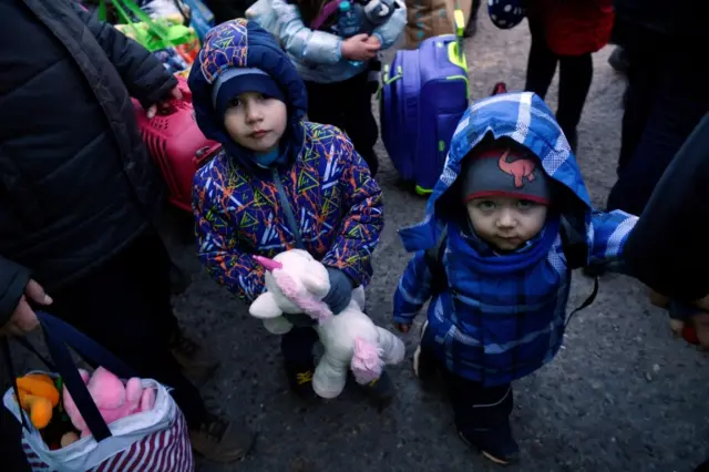 Children arrive in Siret on the Romanian-Ukrainian border