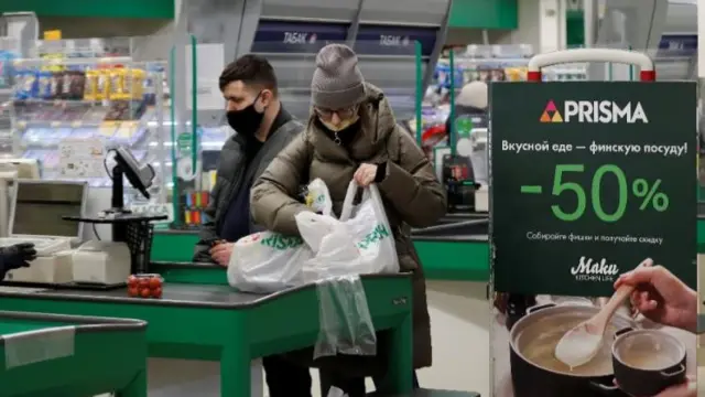 Shoppers in St Petersburg, 4 Mar 22