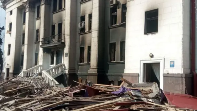 The wreckage of a Mariupol theatre, surrounded with rubble