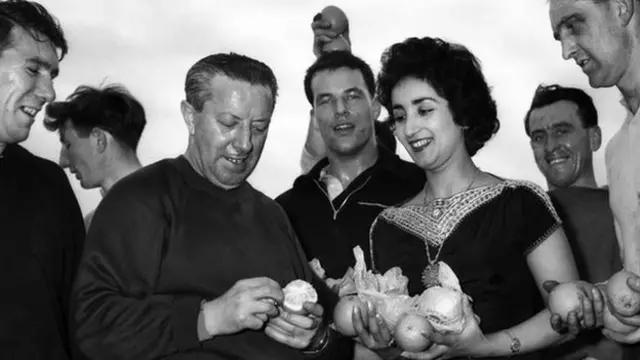 Wales' players and manager Jimmy Murphy are presented with Israeli oranges