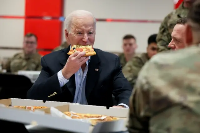 Biden eats pizza