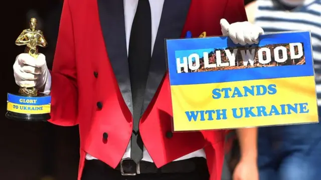 A street performer in LA shows support for Ukraine