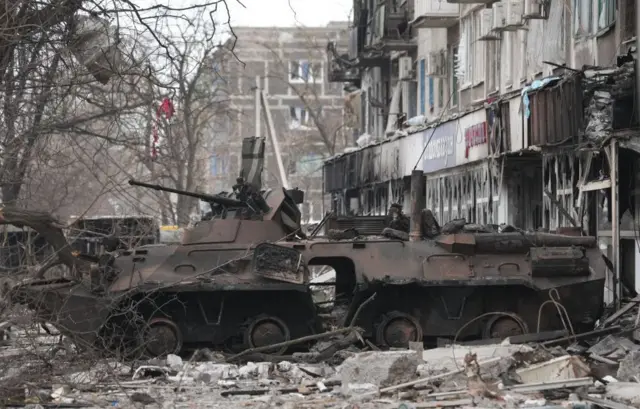 A destroyed tank in Mariupol, 26 Mar 22