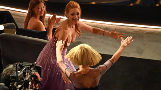 Jessica Chastain congratulates the hair make-up team from The Eyes of Tammy Faye