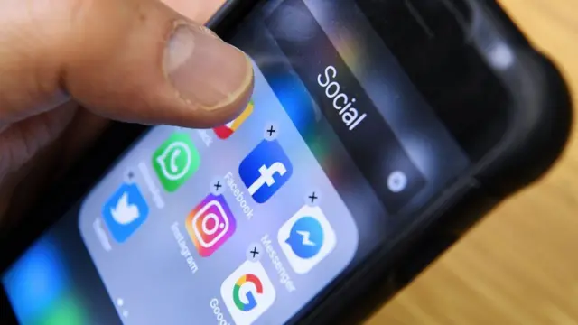 Deleting social apps on a mobile phone