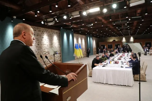 urkish President Tayyip Erdogan addresses Russian and Ukrainian negotiators before their face-to-face talks in Istanbul, Turkey March 29, 2022.