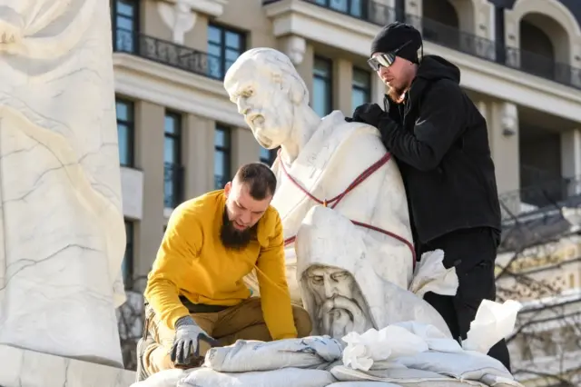 Volunteers cover a monument with sandbags in Kyiv, 28 March