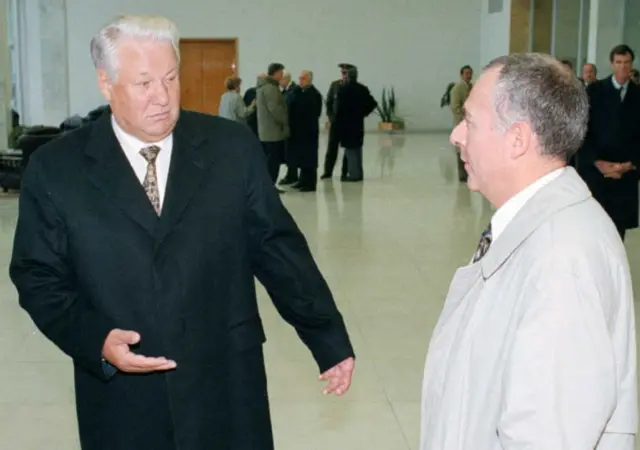 Andrei Kozyrev (right) and Boris Yeltsin (left)