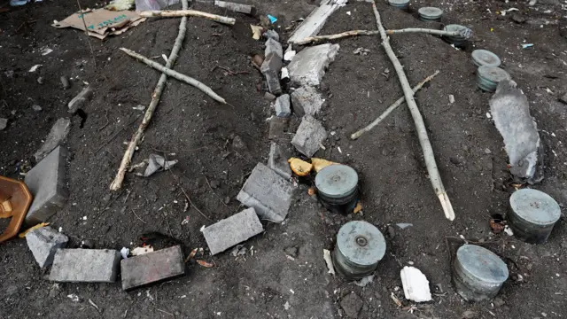 Graves next to an apartment building in Mariupol, 31 March