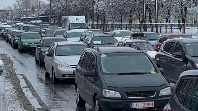 Cars queue to leave Kharkiv 4 March 2022