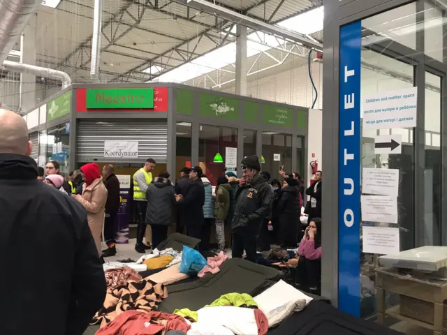 shopping centre hosting refugees