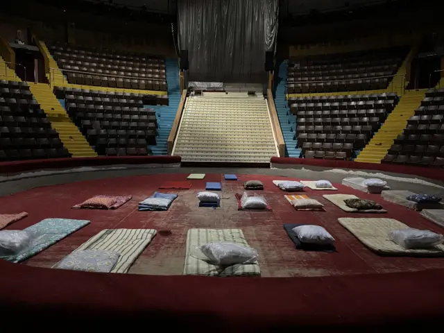 Circus ring with mattresses on the floor