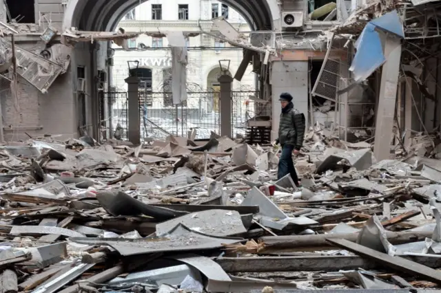 A view of damaged building following a shelling in Ukraine's second-biggest city of Kharkiv on March 3, 2022. - Ukraine and Russia agreed to create humanitarian corridors to evacuate civilians on March 3, in a second round of talks since Moscow invaded last week, negotiators on both sides said.