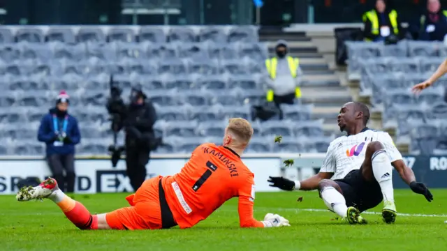 Neeskens Kebano scores