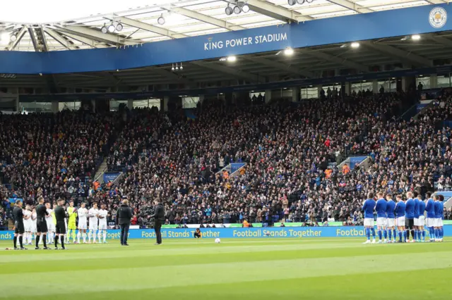 Leeds and Leicester players applauding in solidarity with Ukraine