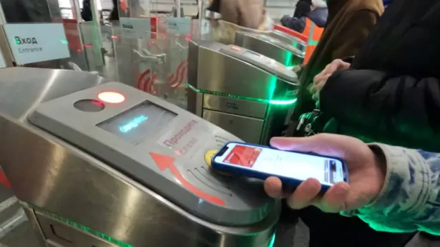 Someone uses Mastercard on Apple Pay to get through the Moscow subway barriers