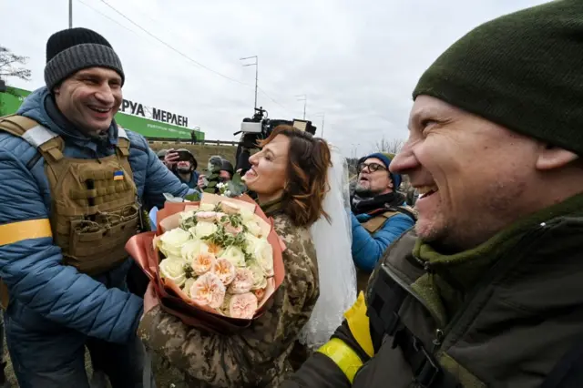 Kyiv mayor Vitali Klitschko grinning alongside Valery and Lesya