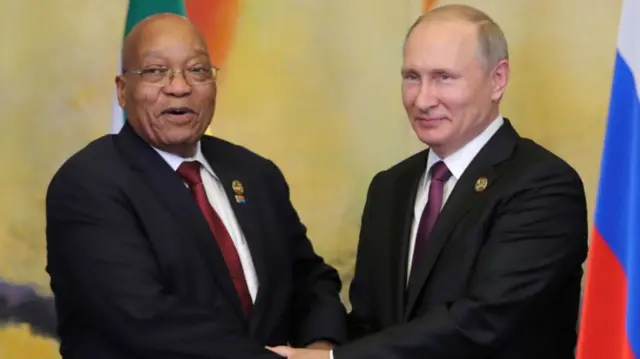 Jacob Zuma (L) and Russia's President Vladimir Putin