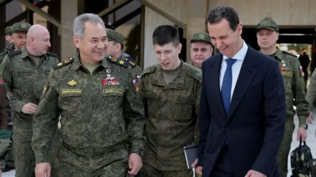 Russian Defence Minister Sergei Shoigu (L) and Syrian President Bashar al-Assad (R) attend a meeting in Damascus, Syria (15 February 2022)