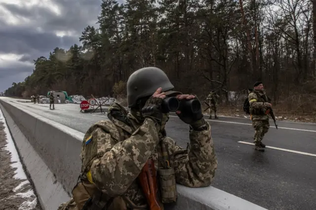 Ukrainian soldiers at a checkpoint near Brovary, just north-east of Kyiv. Photo: 8 March 2022