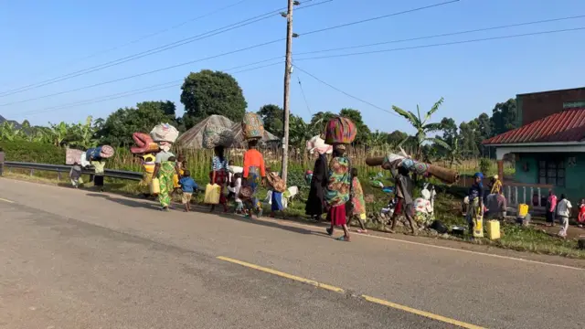 Refugees crossing back to DR Congo at the Bunagana border crossing