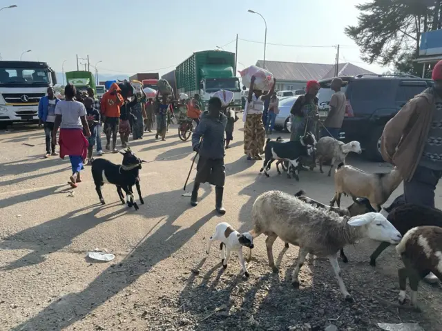 Refugees crossing back to DR Congo at the Bunagana border crossing