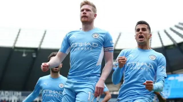 Kevin de Bruyne (centre) celebrates