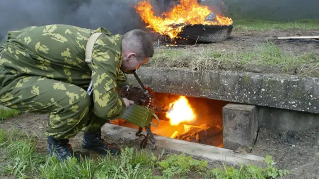 Instructor fires weapon in exam for maroon beret interior troops at Balashikha outside Moscow - archive photo