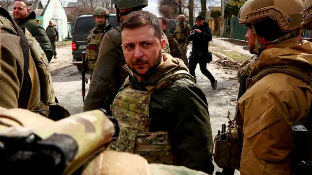 Ukrainian President Volodymyr Zelensky surrounded by Ukrainian servicemen