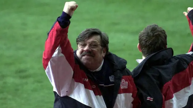 Ricky Tomlinson as Mike Bassett