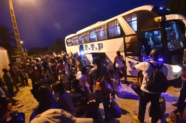 People from the Baoulé community arrive by bus on March 30, 2018 in Assounvoue village, central Ivory Coast, to celebrate "Paquinou" - 2018