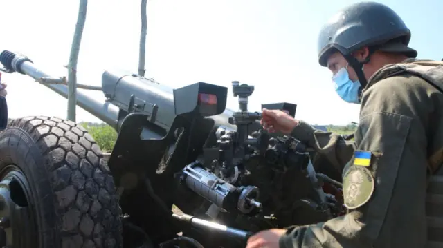 A Ukrainian soldier mans a Howitzer for drills in Kharkiv in June 2021